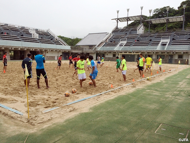 Japan Beach Football Coach Mendes holds fifth clinic in Osaka, Senan Satoumi Park