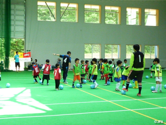 JFAキッズサッカーフェスティバル　岩手県の北部勤労者屋内運動場に、約32人が参加！