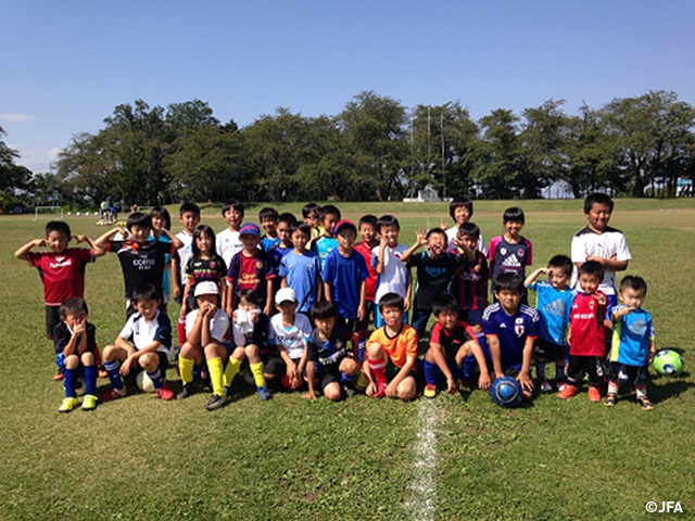 JFAキッズサッカーフェスティバル　秋田県横手市の記念公園運動場に、約100人が参加！