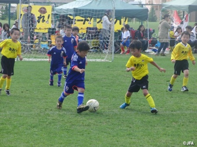 JFAキッズサッカーフェスティバル　北海道帯広市の帯広競馬場南側運動広場に、約960人が参加！