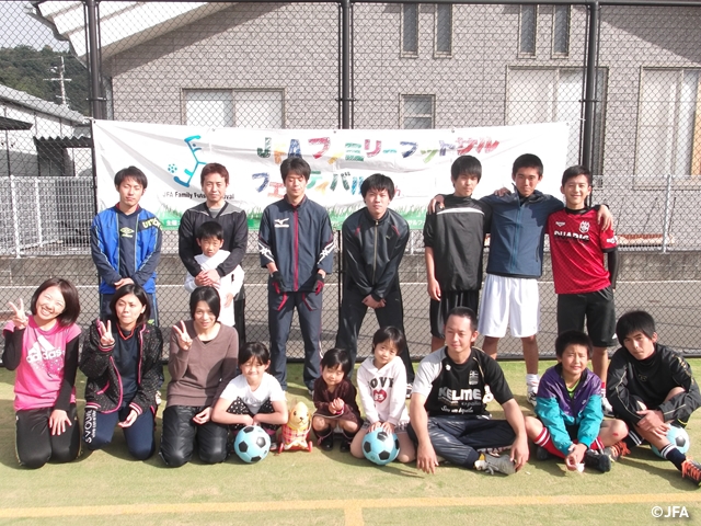 JFAファミリーフットサルフェスティバル　熊本県上天草市の松島総合センター「アロマ」　テニス場フットサルコートに、約60人が参加！