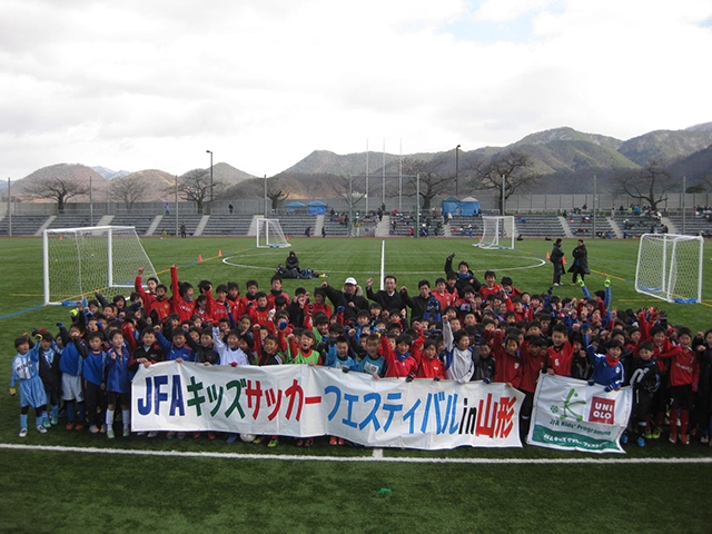 JFAキッズ(U-6/8/10)サッカーフェスティバル 山形県山形市の山形市球技場に、1338人が参加!