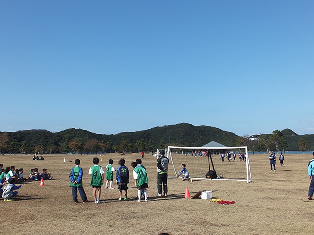 JFAフットボールデー 徳島県鳴門市の鳴門ウチノ海総合公園に、397人が参加!