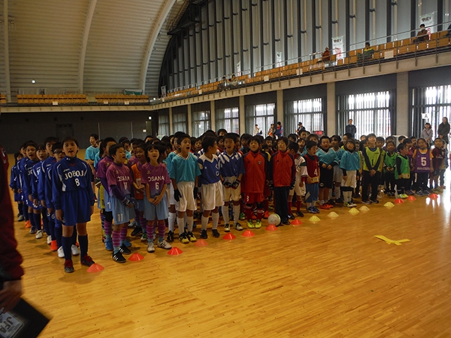 JFAキッズ(U-6/8/10)サッカーフェスティバル 岩手県久慈市の久慈市民体育館に、237人が参加!