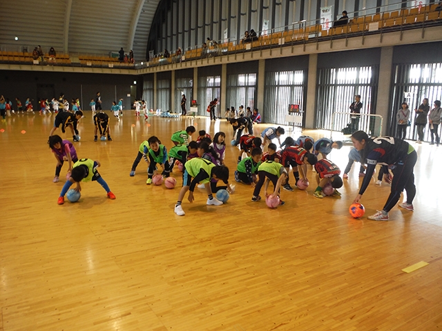 JFAキッズ（U-6/8/10）サッカーフェスティバル 岩手県久慈市の久慈市民体育館に、237人が参加！