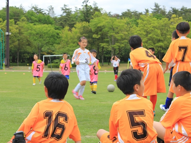 JFAキッズ(U-8/10)サッカーフェスティバル 福島県福島市のあづま補助陸上競技場に、269人が参加!