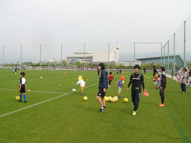 JFAキッズ(U-6/8)サッカーフェスティバル 佐賀県佐賀市の佐賀市健康運動センターに、106人が参加!