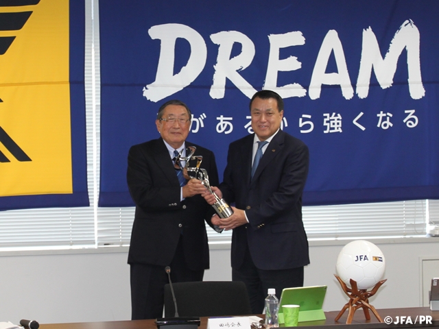 日本サッカー後援会よりJFA杯が寄贈
