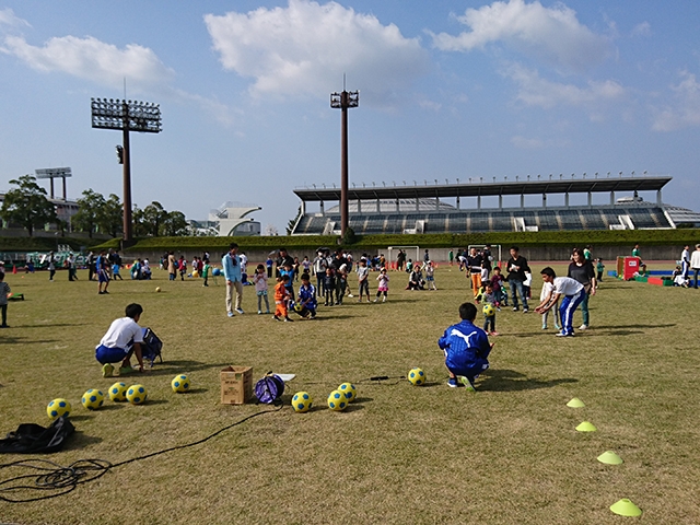JFAキッズ(U-6/8)サッカーフェスティバル 岐阜県岐阜市の長良川陸上競技場(補助競技場)に、512人が参加!