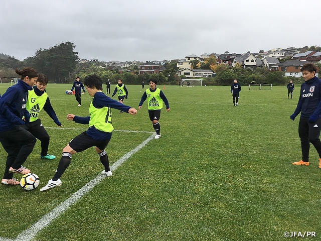 なでしこジャパン　不安定な天候の中でも笑顔でトレーニング