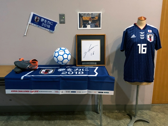 2018ロシアW杯　日本代表　山口選手のシューズ、サインボール等を展示させて頂きました