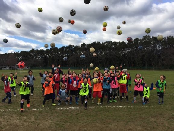 JFAキッズ(U-8)サッカーフェスティバル 三重県鈴鹿市の富士ゼロックスマニュファクチュアリング(株)鈴鹿事業所 グランドに41人が参加!