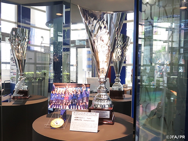 U-16日本女子代表が獲得した「第4回デッレナツィオーニトーナメント 女子」優勝トロフィーと優勝メダルを展示～日本サッカーミュージアム～