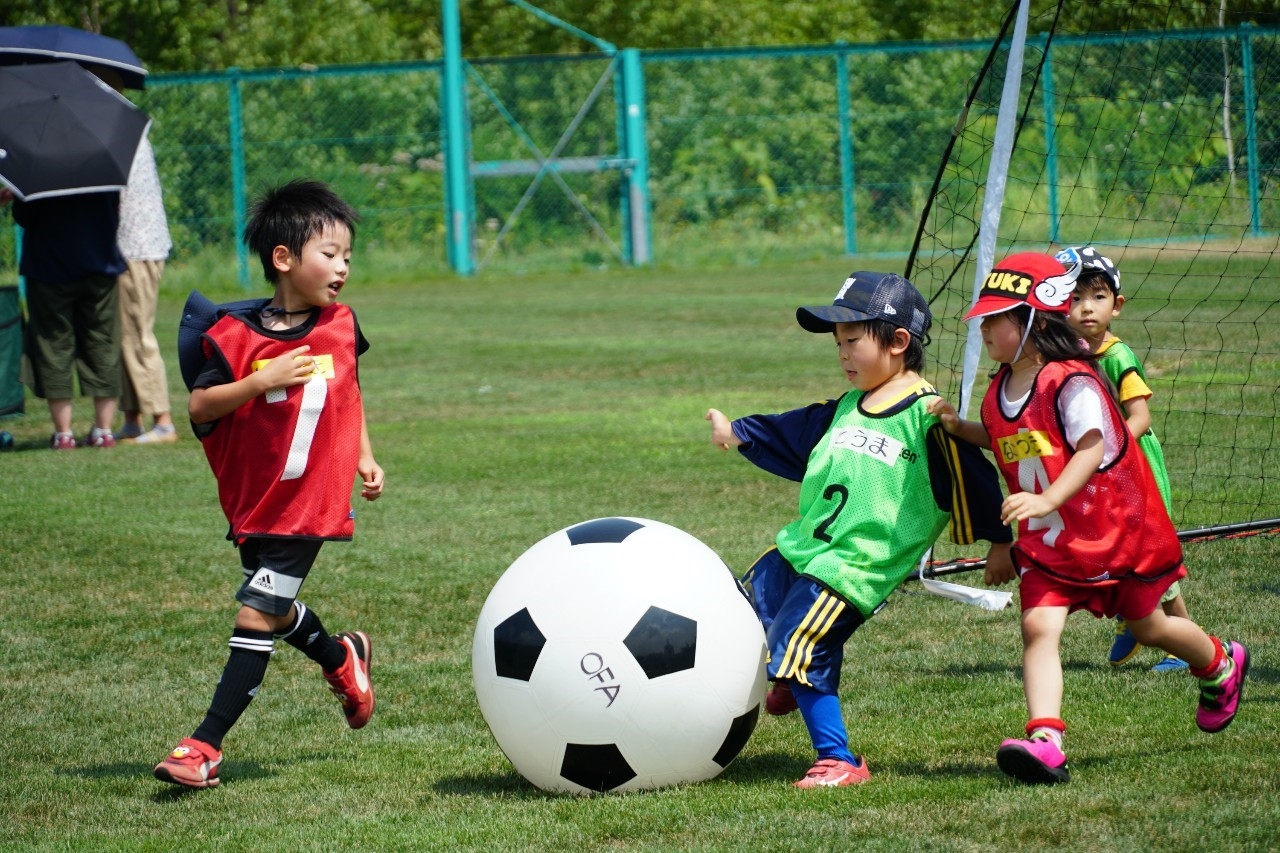 JFAキッズ(U-6)サッカーフェスティバル in 小樽市望洋サッカー・ラグビー場に90人が参加!