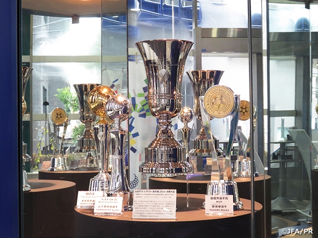 「EAFF E-1 サッカー選手権 2019 決勝大会」優勝トロフィー(レプリカ)や個人賞トロフィーなどを展示 ~日本サッカーミュージアム~