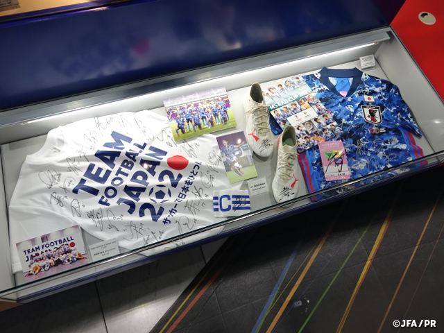 なでしこジャパンMS＆ADカップ2021のサイン入りユニフォームやキャプテンマークを展示　～日本サッカーミュージアム～