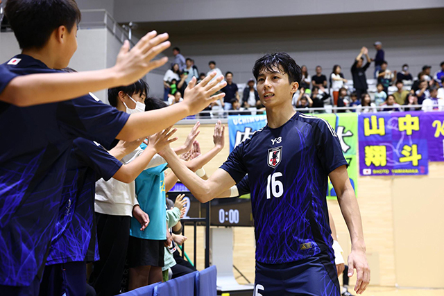フットサル日本代表選手とハイタッチ!